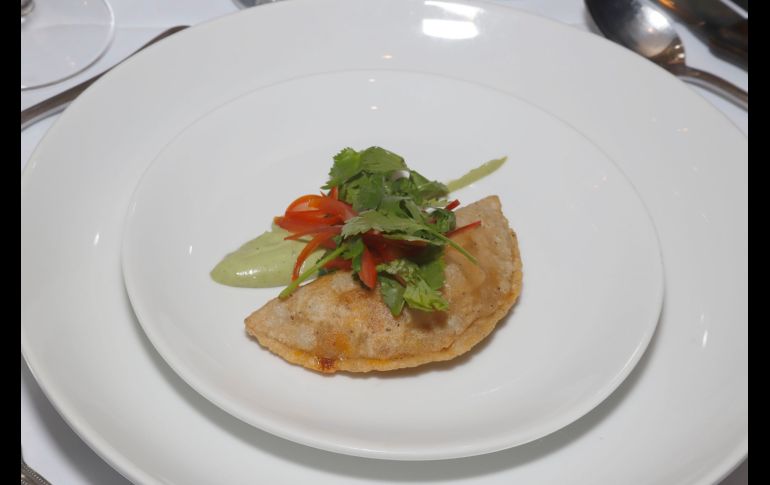 Empanada de cabrito con espuma de aguacate y ensaladilla de cilantro. GENTE BIEN JALISCO/Claudio Jimeno