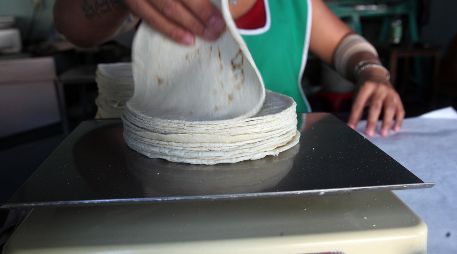 Las tortillas en Jalisco incrementaron este año seis pesos y la próxima semana se espera una nueva alza. EL INFORMADOR/ ARCHIVO