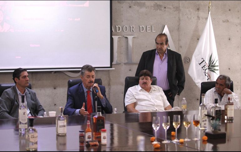 Miguel Ángel Domínguez (corbata roja), presidente del CRT, presidió la reunión con representantes de otras denominaciones de origen. EL INFORMADOR/A. Camacho