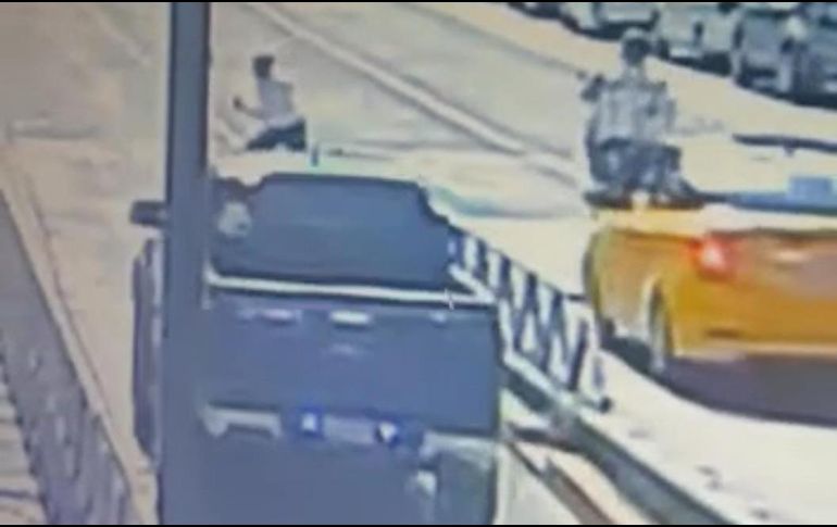 De acuerdo con un video que circula en redes sociales se observa como el hombre intenta cruzar la avenida República sorteando los automotores. ESPECIAL