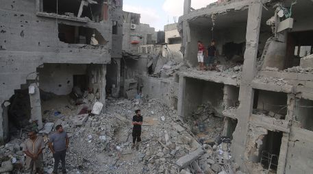 Palestinos inspeccionan los escombros de un edificio residencial dañado por un ataque aéreo israelí, en la ciudad de Rafah, en el sur de la Franja de Gaza. XINHUA/K. Omar