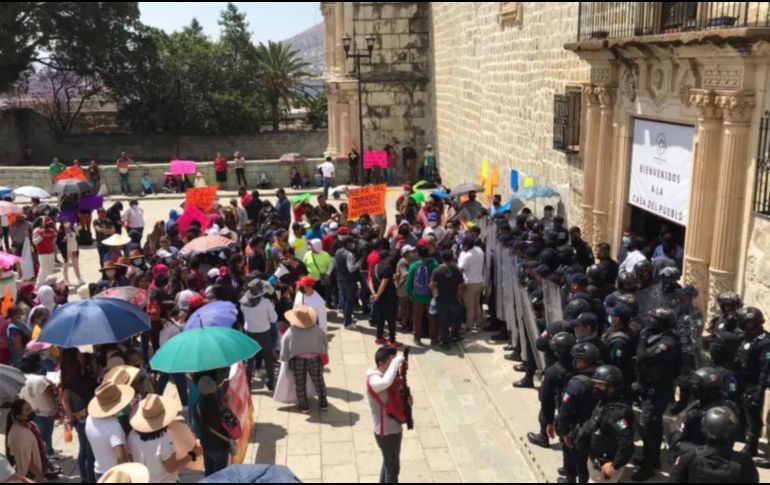 Las protestas encabezadas por diferentes organizaciones, entre ellas de la Unión de Municipios Indígenas de Oaxaca, mantienen el bloqueo en diferentes puntos de la ciudad con el objetivo de que atiendan sus demandas. ESPECIAL