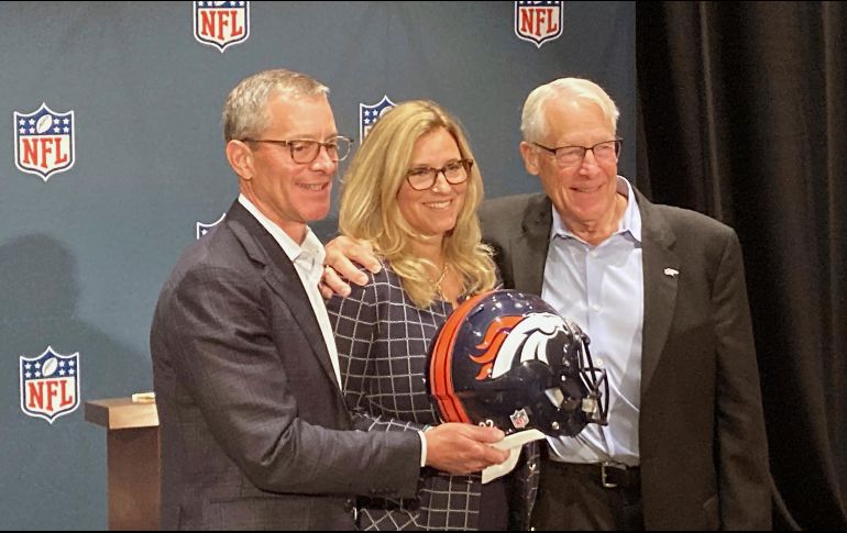 Rob Walton (der.), su hija Carrie y su yerno Greg Penner son los socios mayoritarios de los Broncos. AP/D. Campbell