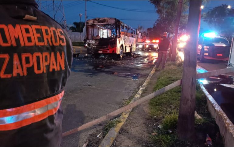 Cuatro puntos del Área Metropolitana de Guadalajara han sido bloqueados por vehículos incendiados. ESPECIAL