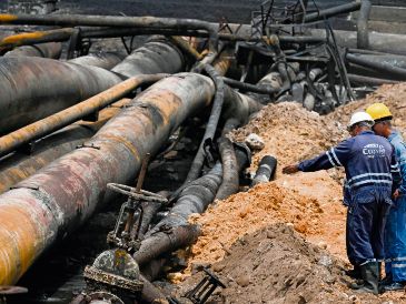 Personal de Cupet evalúa la magnitud del desastre tras apagar el fuego. AFP