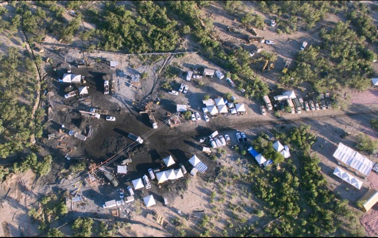 Vista aérea del operativo en la zona de la mina en Sabinas, Coahuila, donde autoridades trabajan para rescatar a los 10 mineros atrapados. AFP / P. Pardo