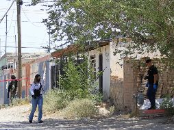 Personal del Ejército mexicano y peritos forenses trabajan en Ciudad Juárez recabando indicios. EFE/L. Torres