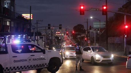 Ayer hubo quemas de unidades del transporte público en Baja California y bloqueos en caminos y carreteras con vehículos incendiados en Guanajuato. EFE/J. Terríquez