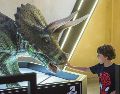 Museo del Meteorito. Algunas figuras de dinosaurios se pueden tocar para apreciar su textura. EFE/L. Hernández