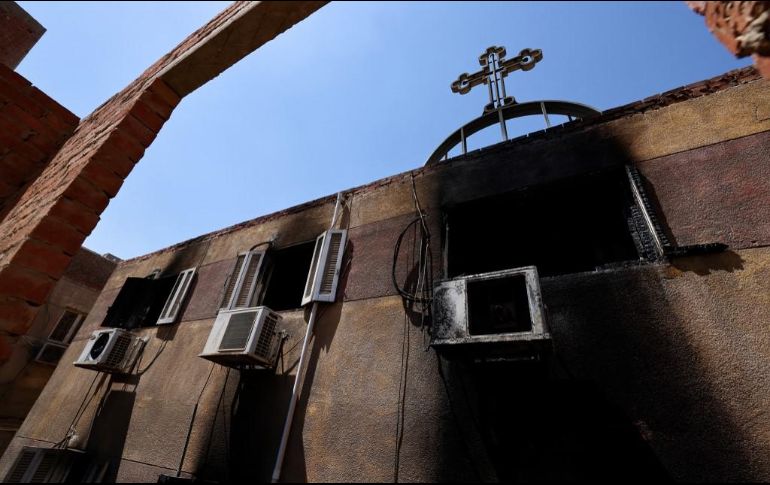 El incendio, cuyo origen aún no se ha determinado, ocurrió en la iglesia Abou Sifine del barrio popular de Imbaba. AFP / K. Desouki