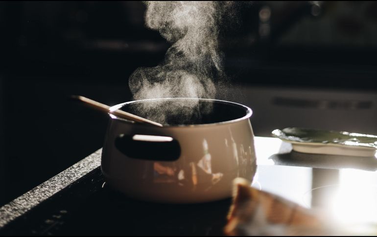Las sopas son platillos baratos y con muchos beneficios, sobre todo en el caldo, donde se almacenan las vitaminas de las verduras. ESPECIAL/Foto de Gaelle Marcel en Unsplash