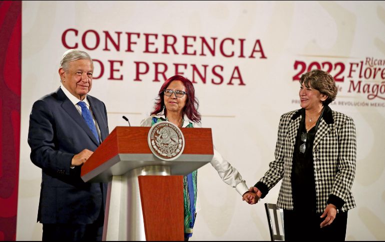 El Presidente Andrés Manuel López Obrador junto a Leticia Ramírez (centro) y Delfina Gómez (derecha). EL UNIVERSAL