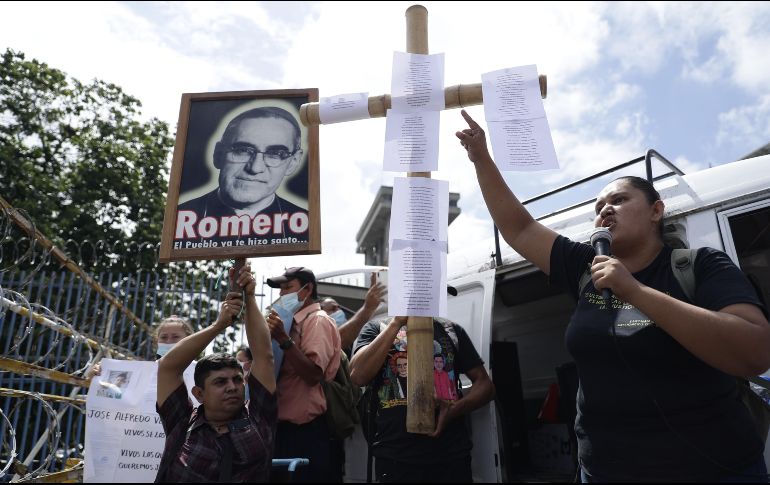 Familiares de personas detenidas durante el régimen de excepción implementado en El Salvador se manifiestan hoy frente a la Asamblea Legislativa, en San Salvador. EFE/R. Sura