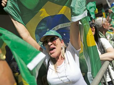El electorado brasileño se encuentra entre los bandos de Lula y Bolsonaro. EFE