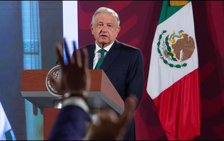 En Palacio Nacional, López Obrador muestra gráficas en donde se detalla que el homicidio doloso mantienen la tendencia a la baja. EFE / Presidencia de México