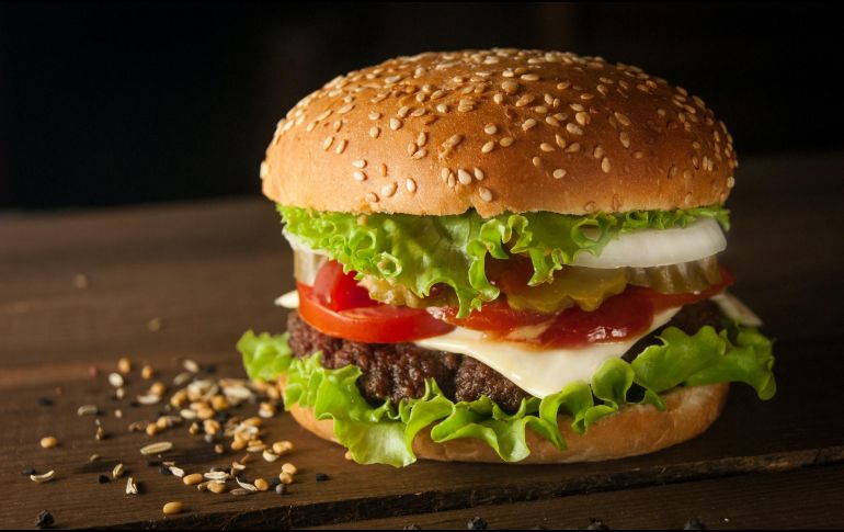 El principal problema detectado en los productos es que mienten en el ingrediente con el que están hechas las hamburguesas. ESPECIAL/Foto de Ilya Mashkov en Unsplash