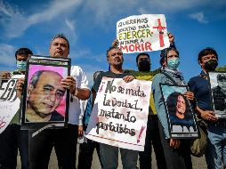 Periodistas de diferentes medios de comunicación protestan en la costera Miguel Alemán para exigir justicia por el asesinato del colega Fredid Román, en Acapulco. EFE/D. Guzmán