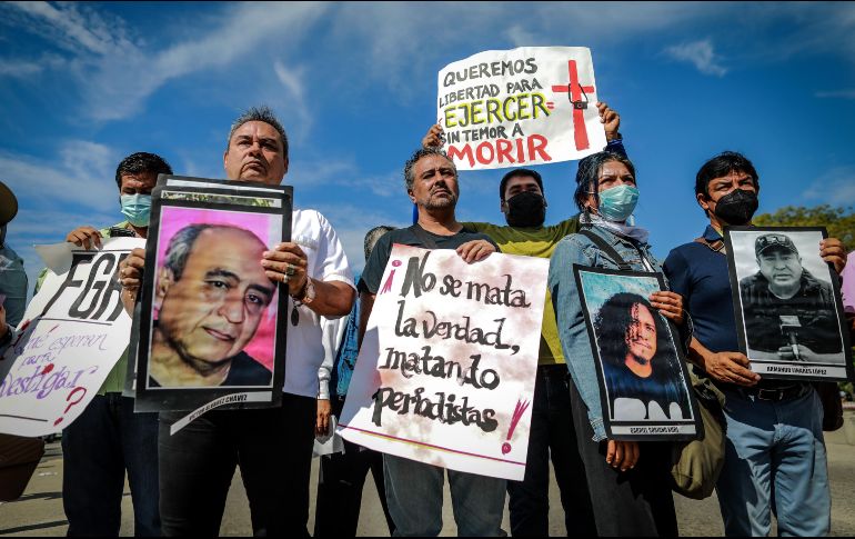 Periodistas de diferentes medios de comunicación protestan en la costera Miguel Alemán para exigir justicia por el asesinato del colega Fredid Román, en Acapulco. EFE/D. Guzmán