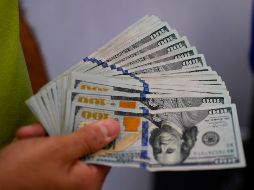 La divisa mexicana en los mercados internacionales se ubica en los 19.92 pesos por dólar al mayoreo. AFP / ARCHIVO