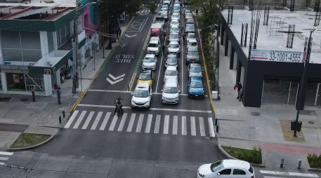 La habilitación del carril BusBici provocó que aumentara el tráfico en avenida Hidalgo, donde en horas pico se pueden observar largas filas de autos; los choferes exigen que la Policía Vial ayude a agilizar la circulación. EL INFORMADOR/A. Navarro