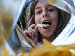 La Profeco compartió una lista de 10 marcas de frituras que contienen cantidades excesivas de sodio, por lo cual no recomienda su consumo por parte de niños. Foto: iStock