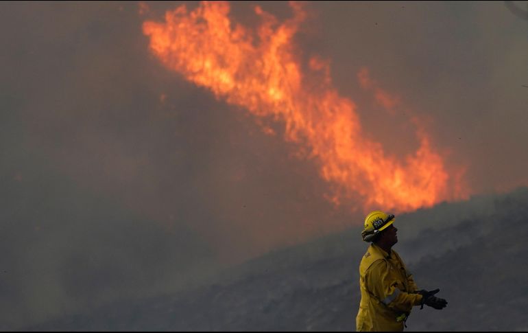 El incendio se apoderó de dos mil hectáreas cerca de Los Ángeles y el combate contra las llamas fue asistido por aviones rociadores Super Scooper. AP / ARCHIVO