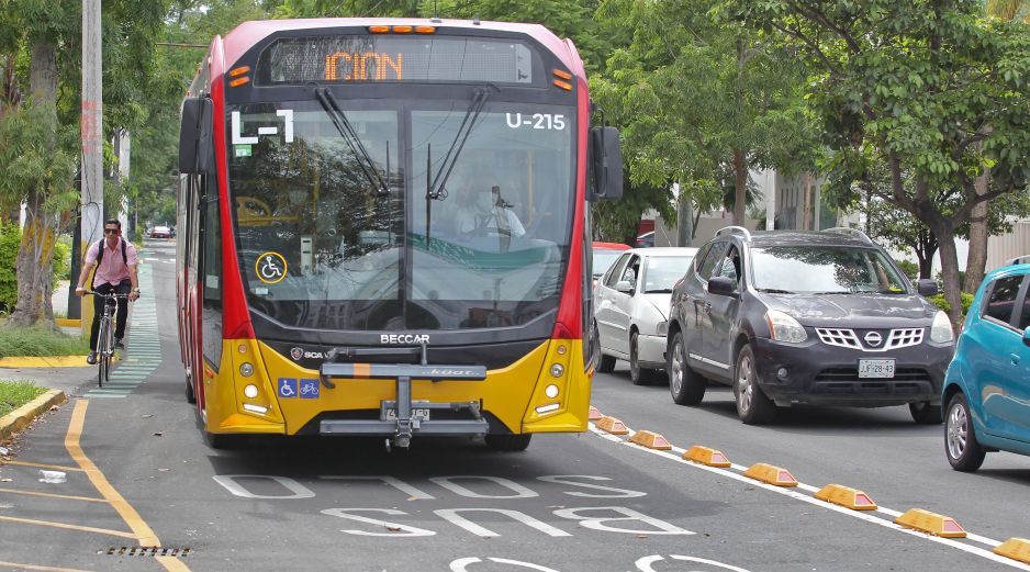 El carril exclusivo para autobús, bicicletas y vehículos de emergencias corre por avenida Hidalgo, de Victoriano Salado Álvarez a Contreras Medellín. EL INFORMADOR/A. Camacho
