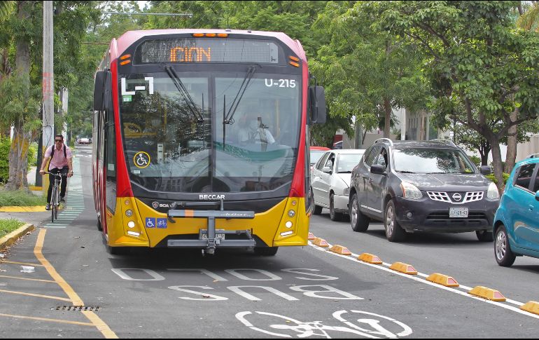 El carril exclusivo para autobús, bicicletas y vehículos de emergencias corre por avenida Hidalgo, de Victoriano Salado Álvarez a Contreras Medellín. EL INFORMADOR/A. Camacho