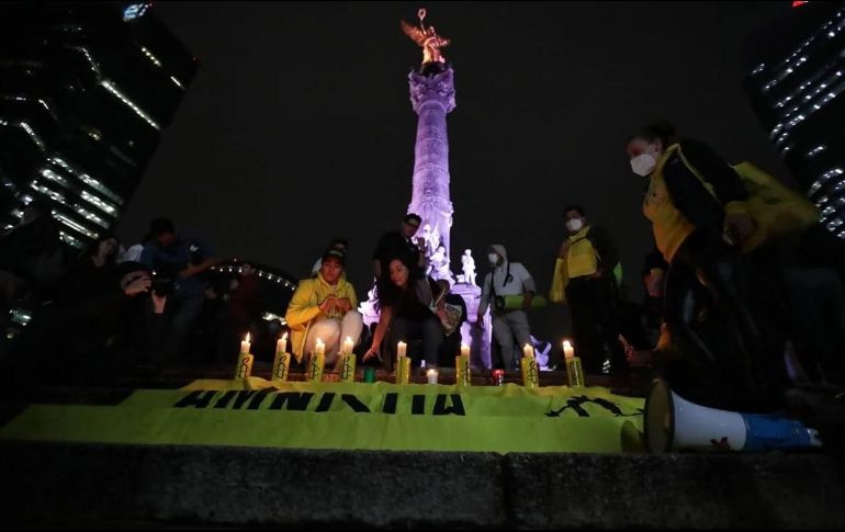 Los manifestantes colocaron sus velas y veladoras en las escalinatas del Ángel de la Independencia en memoria de quienes han fallecido a causa de la violencia. EL UNIVERSAL