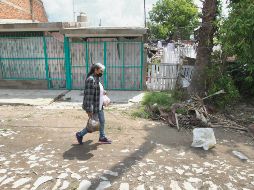 Los transeúntes se exponen al paso de los vehículos. EL INFORMADOR/A. Camacho