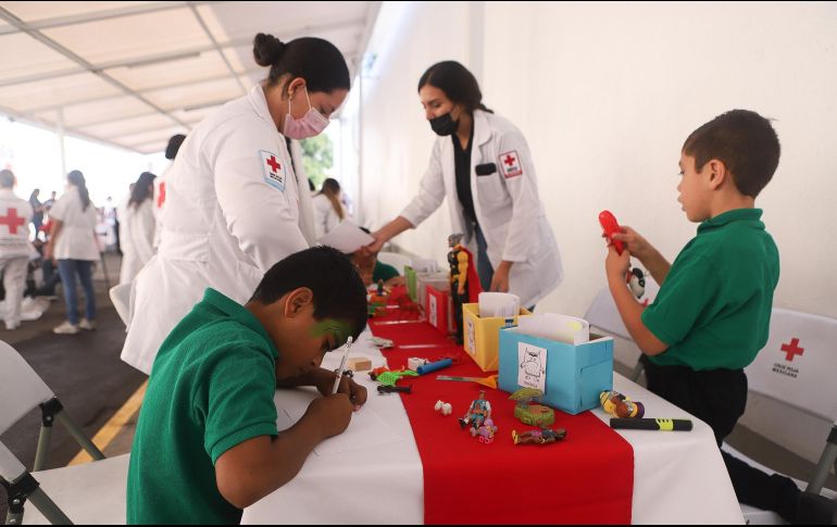 A la primera feria de salud, invitaron a alumnos de seis escuelas de alrededor de la Cruz Roja ubicada en Diágonal Acequia, zona Centro. EL INFORMADOR / C. Zepeda