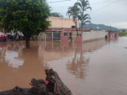 En algunos puntos de la cabecera municipal de Ahualulco de Mercado el nivel de agua alcanzó hasta un metro de altura en julio. ESPECIAL