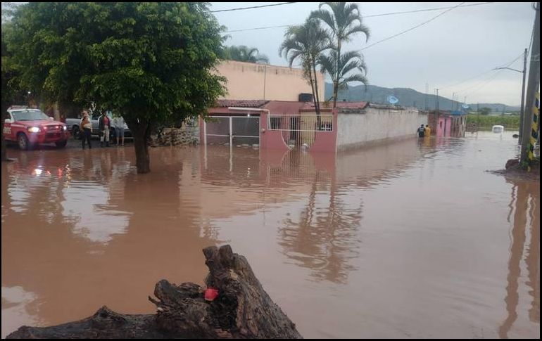 En algunos puntos de la cabecera municipal de Ahualulco de Mercado el nivel de agua alcanzó hasta un metro de altura en julio. ESPECIAL