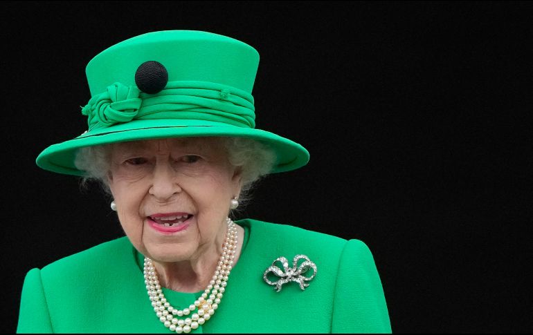Los doctores de la reina Isabel II, de 96 años, inquietos por su salud, recomendaron el jueves que fuera puesta bajo supervisión médica. AP / ARCHIVO