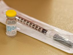La vacuna se basa en un virus atenuado que se modifica para que no pueda replicarse y se administra en dos dosis con 28 días de diferencia. AP/ARCHIVO