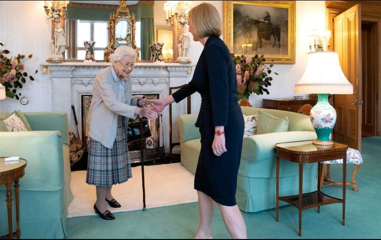La reina Isabel II recibió a Liz Truss durante una audiencia en Balmoral, Escocia, y dejó ver una mancha en una de sus manos. EFE / ARCHIVO