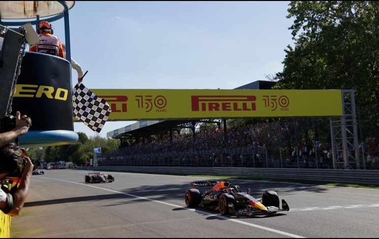 Esta es la quinta victoria consecutiva de Verstappen. AFP/C. de Luca