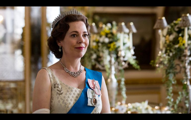 Olivia Colman interpreta a la Reina Isabel II en la tercera y cuarta temporada de The Crown. ESPECIAL/ NETFLIX