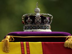 La corona imperial, de 31.5 cm de altura, es custodiada en la Torre de Londres junto a las otras joyas de la monarquía británica. AFP / I. Infantes