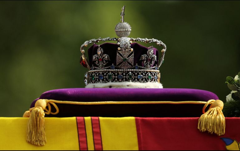 La corona imperial, de 31.5 cm de altura, es custodiada en la Torre de Londres junto a las otras joyas de la monarquía británica. AFP / I. Infantes