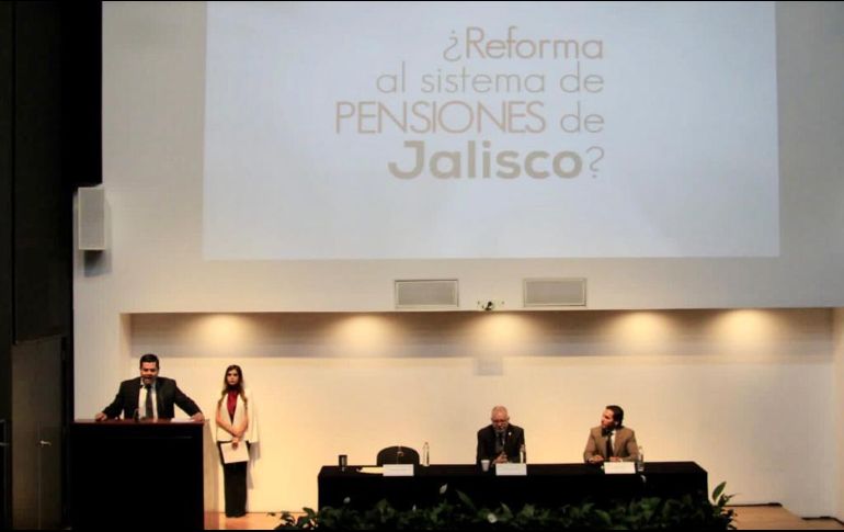 Hoy se llevó a cabo el foro ¿Reforma al Sistema de pensiones de Jalisco?, organizado por el Centro de Estudios Estratégicos para el Desarrollo y el Sistema Universitario de Radio, Televisión y Cinematografía de la UdeG. ESPECIAL /