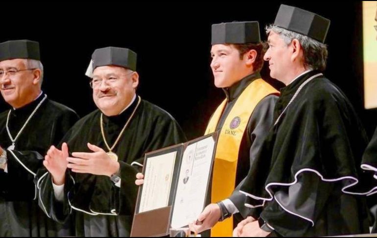 El gobernador se graduó con honores de su tercer doctorado, el cual cursó en la UANL. ESPECIAL