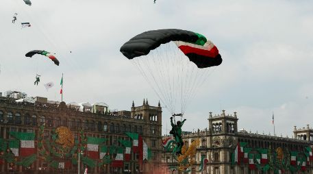 El desfile conmemorativo por el aniversario del inicio de la Independencia de México incluye un despliegue aéreo militar. EFE / ARCHIVO