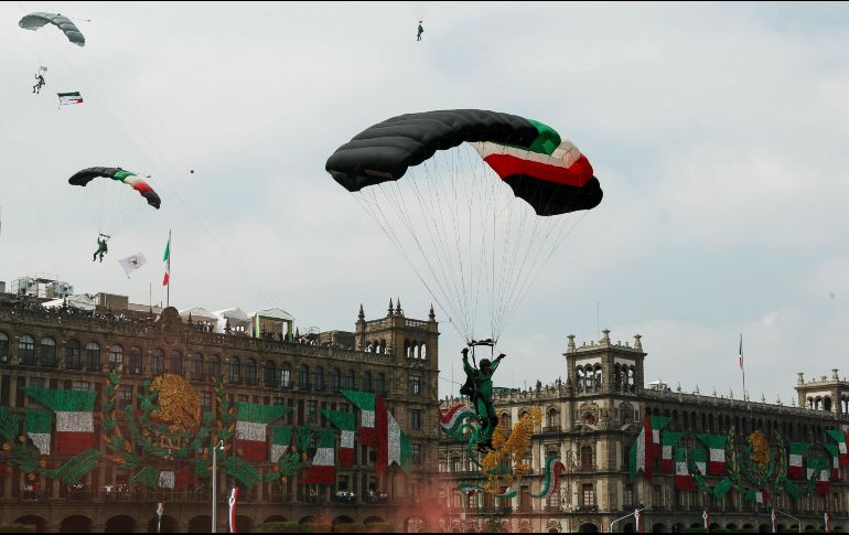 El desfile conmemorativo por el aniversario del inicio de la Independencia de México incluye un despliegue aéreo militar. EFE / ARCHIVO