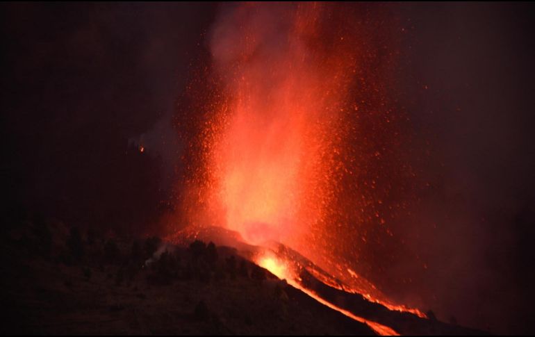El volcán realmente no tenía nombre antes de la erupción del año pasado, aunque los locales lo llamaban Cumbre Vieja. EFE / ARCHIVO