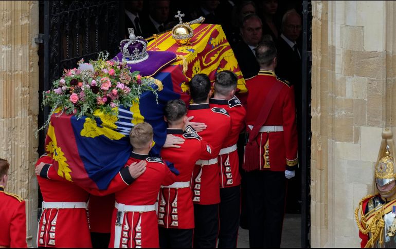 Esta tarde, a las 19.30 hora local (18.30 GMT), Isabel II será enterrada junto a los restos de su esposo en la cripta de la capilla. AP / K. Wigglesworth