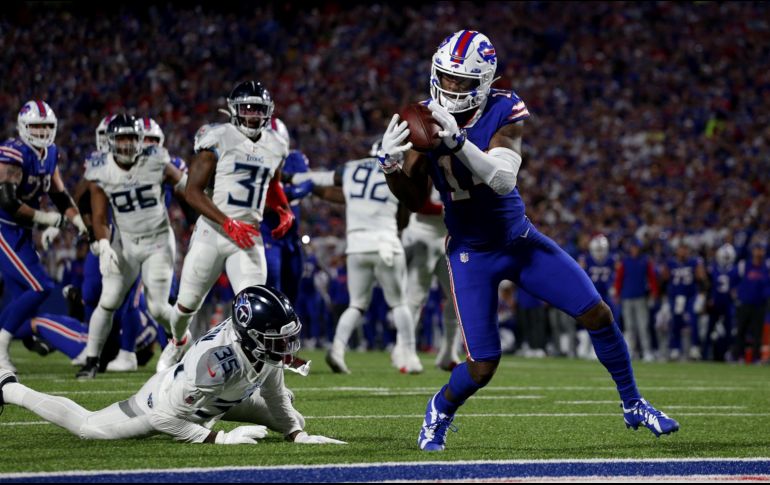 Stefon Diggs (der.) tuvo dos recepciones de anotación en el partido de ayer. AFP/J. Bessex