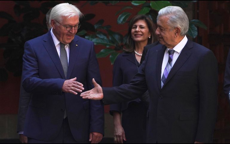 El Presidente Andrés Manuel López Obrador saluda al mandatario alemán Frank-Walter Steinmeier. AP/M. Ugarte