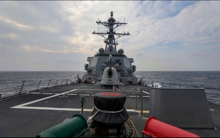 El destructor USS Higgings, de la Armada de Estados Unidos cruza por el estrecho de Taiwán. Las incursiones de naves americanas y chinas se ha incrementado en las últimas semanas. AP/US Navy/D. Patubo