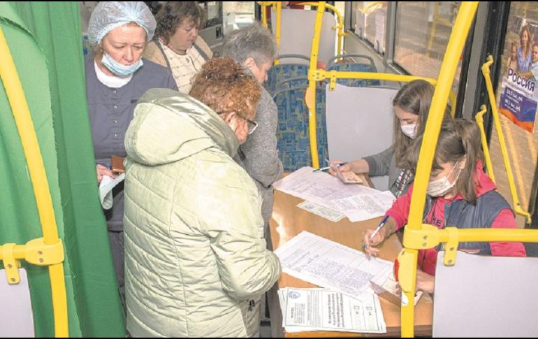 Ciudadanos ucranianos participan en el referéndum para decidir la separación de la zona del Donbás. EFE